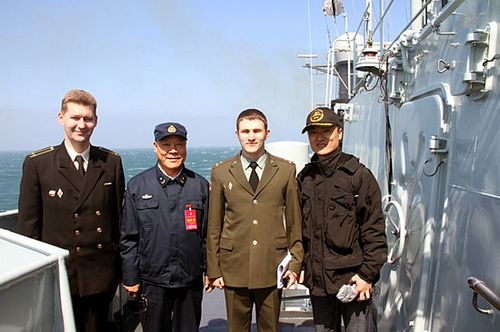 中央台记者穆亮龙(右一)与第1水面舰艇编队指挥员杜希平海军少将(左二