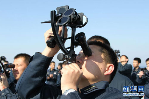 学员使用六分仪观测.新华军事记者朱思楠摄