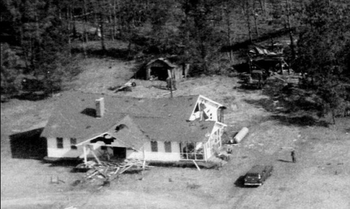 格雷格家被核弹撞击而损毁的房子。 格雷格家被核弹撞击而损毁的房子。