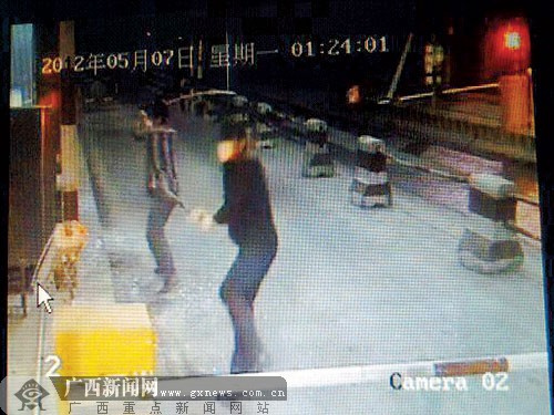 5��7���賿�������շ�վ����һ�������˴��ҡ���Ƶ��ͼ