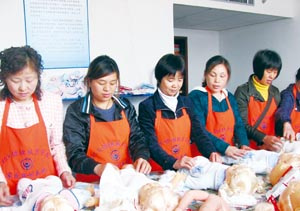 ��ĳ������˾����ɩ�����ڽ���רҵ��ѵ��(����ͼƬ)