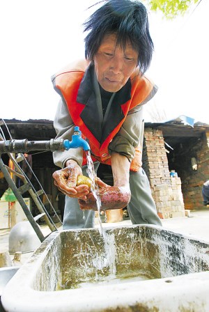 六旬女环卫工左手残疾 靠右臂扫马路被赞坚强(图)