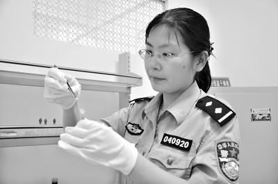 女法医检验尸体600余具 常耐心安慰死者家属(图)
