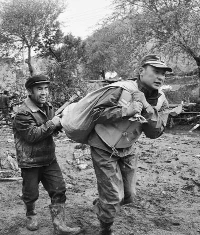 �����侯����֧��սʿ��������Ⱥ�ڰ���ɢ������������� С����