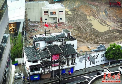 ����5��21�գ���ɳ���潭�����洺·�ڣ��������ȳ��ң��Ա��Ѿ�������Ǩ��ϡ�