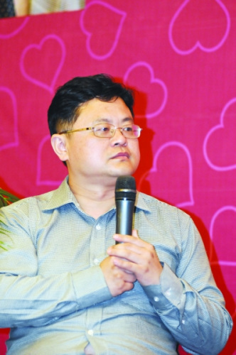 要求4岁儿子在暴雪中只穿小短裤裸跑的"鹰爸"何烈胜