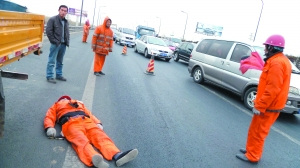 2011��3��19�գ��ڱ������廷����������һλ������ҵ�Ļ�·����һ�������ײ���ڵء�