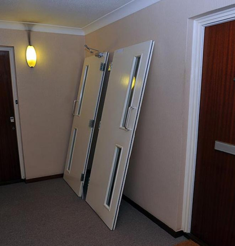 254公斤男子患病需就医 太胖卡在门上被迫拆门