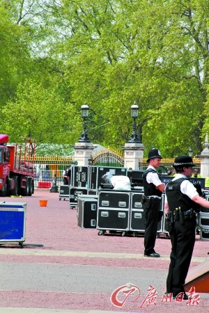 Ϊ���ֻ���׼����һ���ź�ɫ���ӡ�