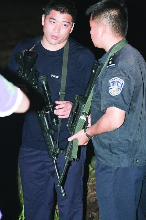 特警带来有瞄准镜的步枪.