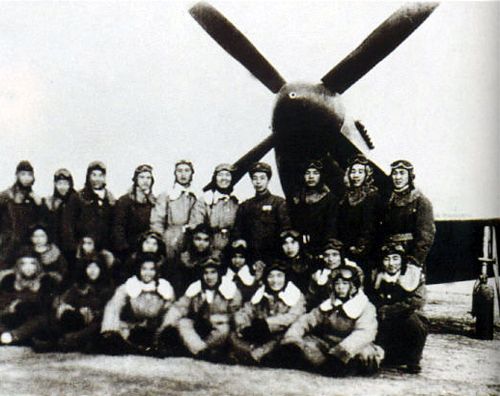 新中国第一支飞行队部分人员合影 新中国第一支飞行队部分人员合影