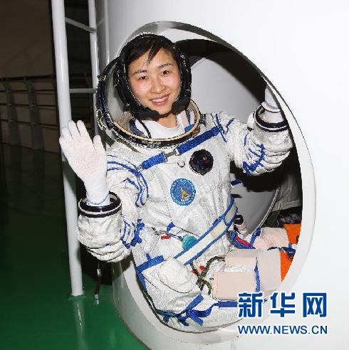 ����Ů�����壬����ʡ�������ˣ��й���Ա��ѧʿѧλ��1978��10�³�����1997��8�����飬2001��5���뵳����Ϊ�й������ž�����Ա����ļ�����Ա����У���Ρ����οվ�ĳʦĳ��ĳ���д�Ӹ���ӳ�����ȫ����1680Сʱ������Ϊ�վ���������Ա��2010��5����ʽ��Ϊ�ҹ��ڶ�������Ա�����������ĺ���Աѵ��������˻������ۡ����컷����Ӧ�ԡ�����רҵ���������г���������ģ��ѵ����8���༸ʮ����Ŀ��ѵ������������ɼ�ͨ������Աרҵ�����ۺϿ��ˡ�2012��3�£���ѡ���۾ź�������г��顣�»��緢(���ܰ� ��)