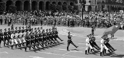 ��ͼ��2010��9��16�գ��������̶���ī����μ��ı���䣬����ͨ��ī�����ܷ��㳡�����ܻ���