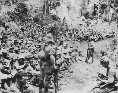 在“巴丹死亡行军”中的美菲守军战俘,任何掉队的战俘都会被日军处死 在“巴丹死亡行军”中的美菲守军战俘,任何掉队的战俘都会被日军处死