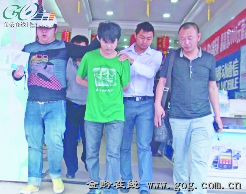 Ԭ���ڴ���һ�ҳ��б�ץ��