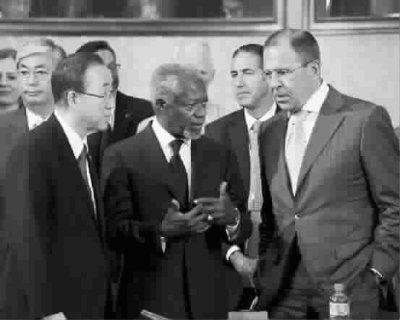 联合国秘书长潘基文(左)、联合国叙利亚危机特使安南(中)与俄罗斯外长拉夫罗夫交谈 新华社 发 联合国秘书长潘基文(左)、联合国叙利亚危机特使安南(中)与俄罗斯外长拉夫罗夫交谈 新华社 发