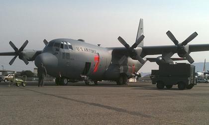 һ��C-130�ɻ��ڰ������˻�׼��ִ���������