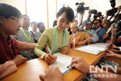 7��9�գ���ɽ�ؼ��ڳ�ϯ����������ǰ��д�ǼǱ���(��Դ������)