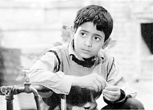 1997�꣬��СЬ�ӡ��ڵ�������������Ӱչ���������ӰƬ����ѵ��ݡ�����Ʊѡ���ӰƬ����󽱡�ͼΪ��СЬ�ӡ����ա�