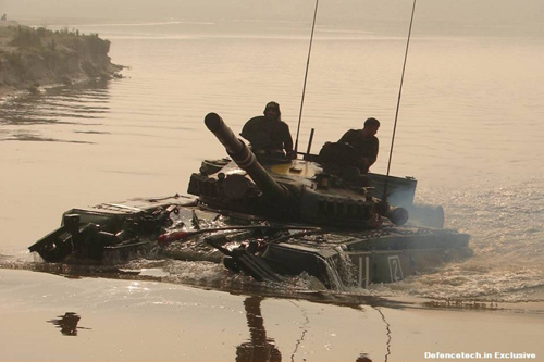 资料图:印度军队举行军事演习