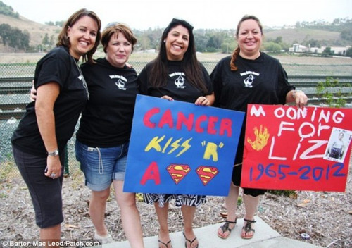 美南加州70名游客齐向火车脱裤"晒屁股"(图)