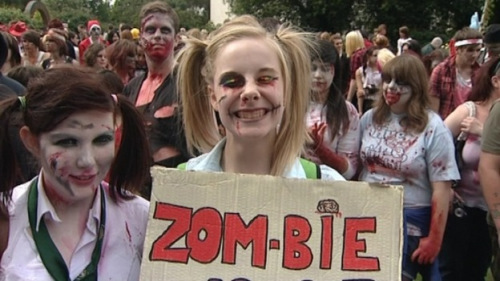 ����ʬ���ܿɰ���¶��Ц