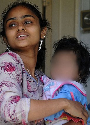 莫胡夫和她7个月大的孩子 莫胡夫和她7个月大的孩子