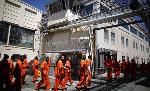 囚犯们正在放风