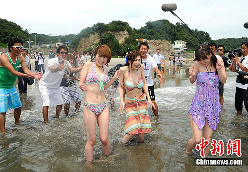 ��ʱ��2012��7��16�����磬�������ͳ��е�������ˮԡ���������״ο��ţ�ͼΪ����3��Ů���������º���ͼƬ��Դ������IC ��Ȩ��Ʒ ����ת�� 