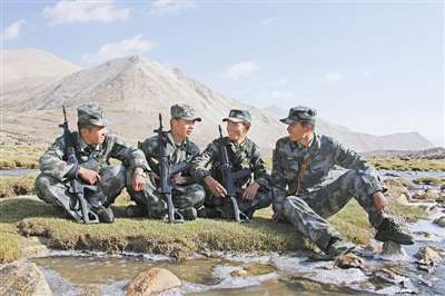 尽管身处氧气都吃不饱的阿里高原,尽管脸上烙满了高原红的印记,忠诚的扎西岗边防连官兵依然浑身洋溢着高昂的战斗精神,他们为戍守祖国雪山边关而骄傲自豪! 罗 乐摄 尽管身处氧气都吃不饱的阿里高原,尽管脸上烙满了高原红的印记,忠诚的扎西岗边防连官兵依然浑身洋溢着高昂的战斗精神,他们为戍守祖国雪山边关而骄傲自豪! 罗 乐摄