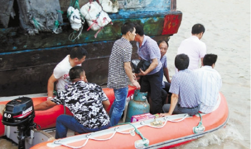 昨日,泊在玉环县栈台港湾内的渔民紧急转移。 吴达夫 包勇军 骆战红 摄 昨日,泊在玉环县栈台港湾内的渔民紧急转移。 吴达夫 包勇军 骆战红 摄