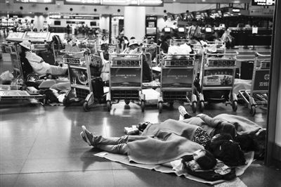 7��22���賿3�㣬�׶�����T2��վ¥�������ÿ͡��¾������� ��� ��