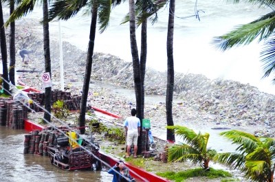 在菲律宾,强台风“苏拉”把成千上万吨垃圾“送还”到岸上。 在菲律宾,强台风“苏拉”把成千上万吨垃圾“送还”到岸上。
