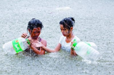 “苏拉”肆虐菲律宾。新华社发 “苏拉”肆虐菲律宾。新华社发