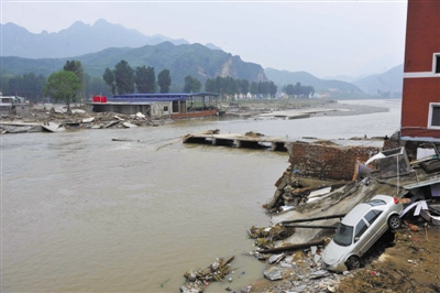 7月25日,暴雨后的拒马河苟各庄村段,河水泛黄.