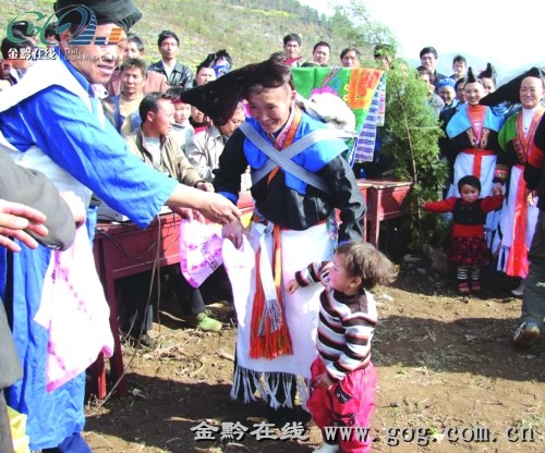 “蒙正”苗族妇女在一年一度的竹王节中。 “蒙正”苗族妇女在一年一度的竹王节中。