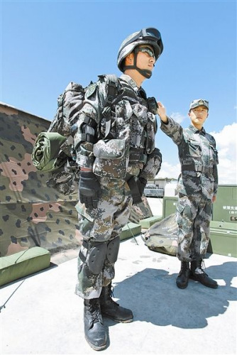 身背单兵综合保障系统的士兵.