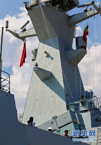 保加利亚军官参观中国海军"烟台"号护卫舰(图)(4)