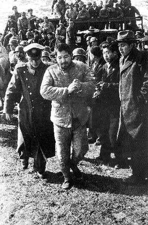 被押赴刑场时的向井敏明 被押赴刑场时的向井敏明