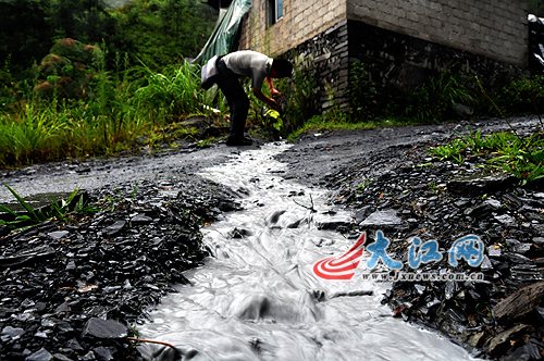 ��ɫ�ķ�ˮ�ڵ�·���������