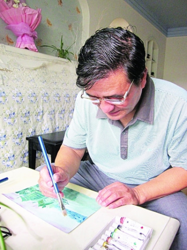 正在作画的姚成平