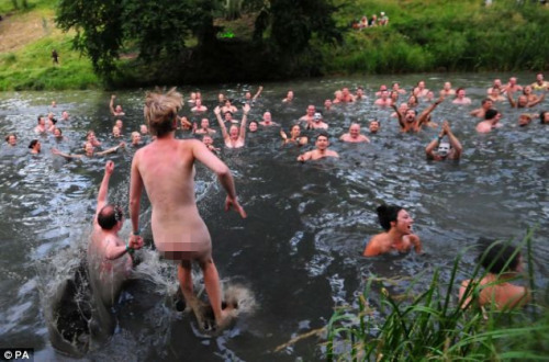 ��Ӿ�ߴӰ��ϻ��������ˮ�У�����޴��ˮ����