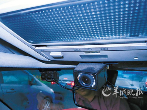 装在出租车内的“电子眼” 羊城晚报记者 景瑾瑾 摄 装在出租车内的“电子眼” 羊城晚报记者 景瑾瑾 摄