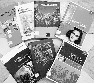 正在德国学校使用的部分历史教科书。本报记者 管克江摄 正在德国学校使用的部分历史教科书。本报记者 管克江摄