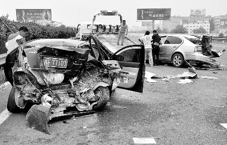 连霍高速柳林收费站处发生严重车祸 7人受伤(图)