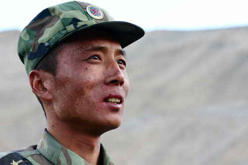 探访斯潘古尔:雪山哨所下的"铁兵"(组图)