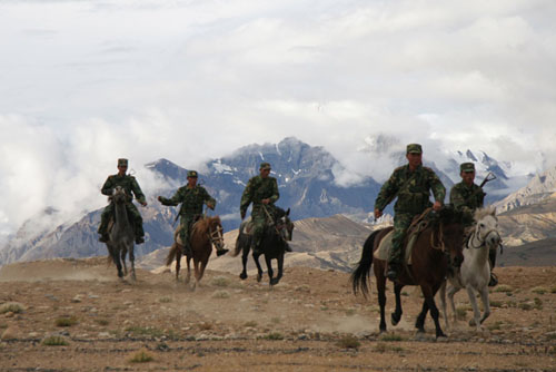 探访斯潘古尔:雪山哨所下的"铁兵"(组图)(3)