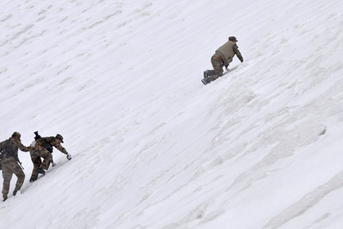探访斯潘古尔:雪山哨所下的"铁兵"(组图)(4)