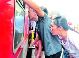 父母送别孩子依依不舍.记者乔军伟 摄