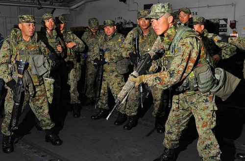 资料图:日本陆上自卫队士兵在美国两栖攻击舰上进行训练.
